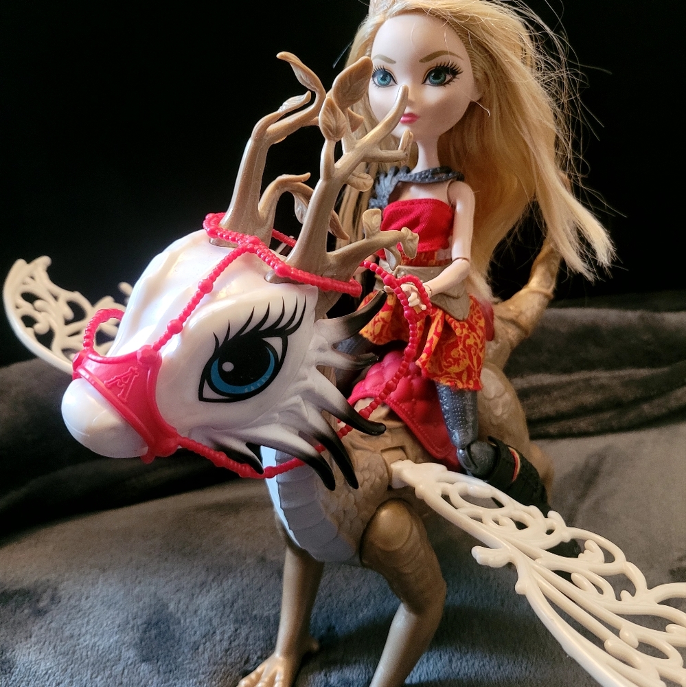 Mattel ever after high apple white and dragon set